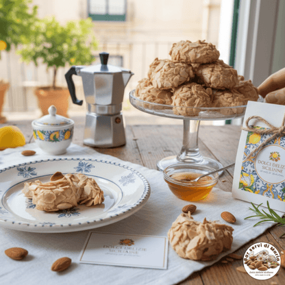 Biscotti alle mandorle con mandorle a scaglie dolci delizie siciliane su esposizione colazione e tavolino su balcone siciliano