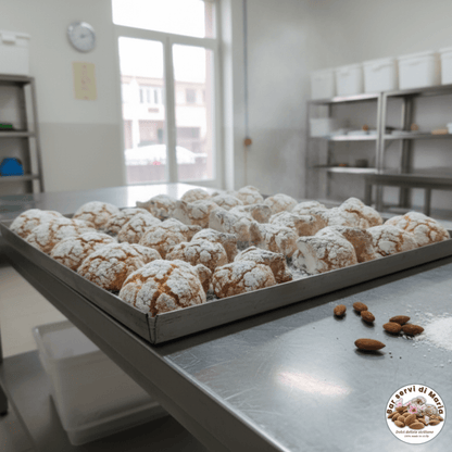 Biscotti alle mandorle classici dolci delizie siciliane con zucchero a velo su teglia da forno in laboratorio di pasticceria