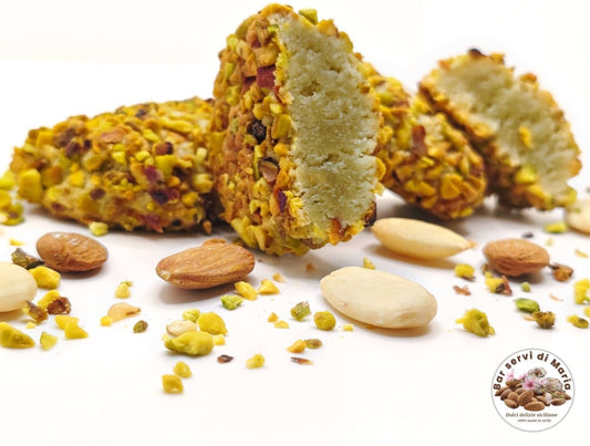 Biscotto alle mandorle e pistacchio con granella di pistacchio, ed interno semi morbido. in vendita su DolciDelizieSiciliane