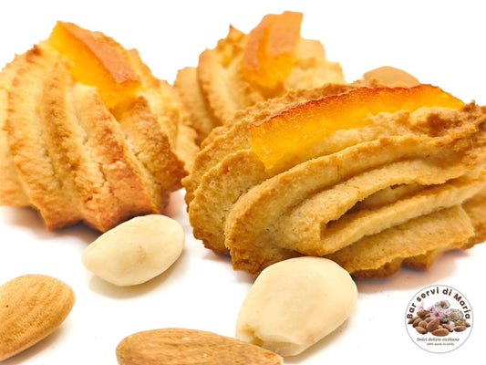 Foto con tre biscotti alle mandorle con scorza di arancia candita dolci delizie siciliane